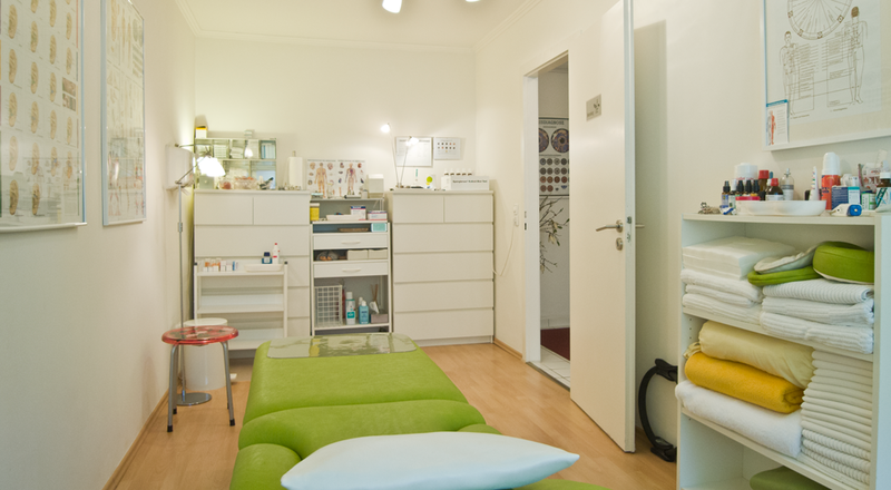 Der Behandlungsraum der Naturheilpraxis.